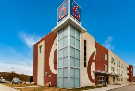 Photograph of Motel 6, Poplar Bluff