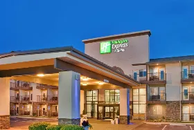Photograph of Holiday Inn Express & Suites, Branson