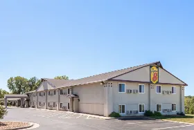 Photograph of Super 8, Higginsville