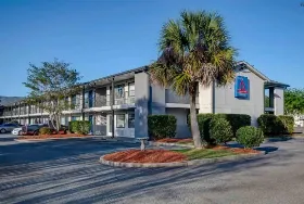 Photograph of Studio 6, Ocean Springs