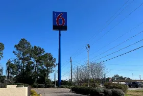 Photograph of Motel 6, Hattiesburg