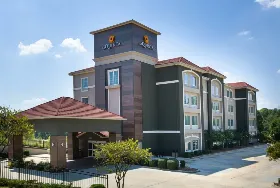 Photograph of La Quinta Inn & Suites, Tupelo