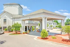Photograph of Days Inn, Louisburg