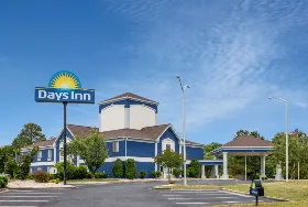 Photograph of Days Inn, Louisburg