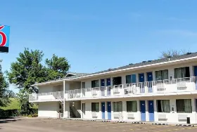 Photograph of Motel 6, Bismarck