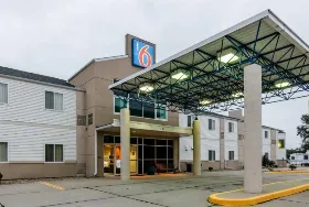 Photograph of Motel 6, Kearney
