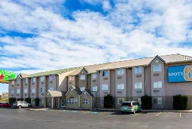 Photograph of Motel 6, Bernalillo