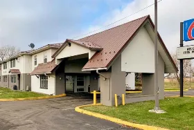 Photograph of Motel 6, McGraw