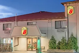 Photograph of Super 8, Niagara Falls