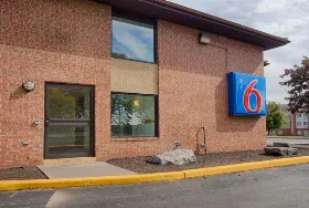 Photograph of Motel 6, East Syracuse