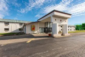 Photograph of Super 8, North Ridgeville