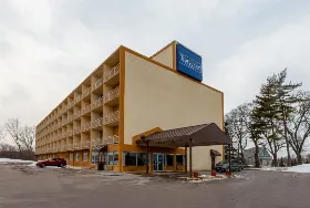 Photograph of Travelodge by Wyndham Cleveland Airport, Brook Park