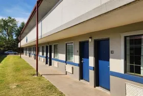 Photograph of Motel 6 [1727528031], Oklahoma City