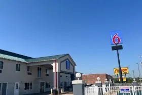 Photograph of Motel 6, Tulsa
