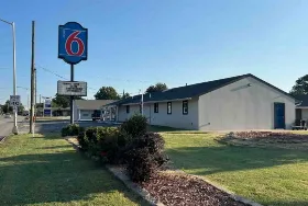 Photograph of Motel 6, Ponca City