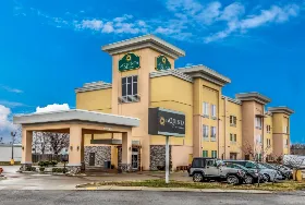 Photograph of La Quinta Inn & Suites, Claremore