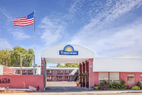 Photograph of Days Inn, Burns