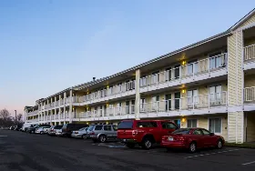 Photograph of HomeTowne Studios, Salem