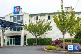Photograph of Motel 6, Lincoln City