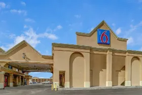 Photograph of Motel 6, Lester