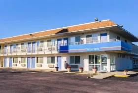 Photograph of Motel 6, Mitchell