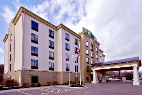 Photograph of Holiday Inn Express, Oak Ridge