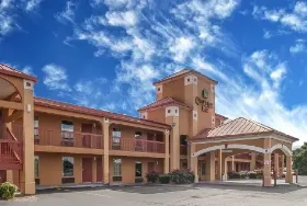 Photograph of Quality Inn, White House