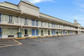 Photograph of Motel 6, Pulaski