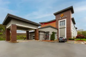 Photograph of La Quinta Inn & Suites, Knoxville