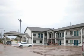 Photograph of Studio 6, Gonzales