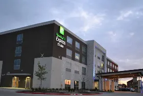 Photograph of Holiday Inn Express, Mckinney