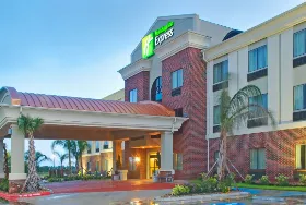 Photograph of Holiday Inn Express, Winnie