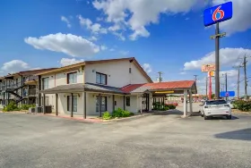 Photograph of Motel 6 [1727527999], San Antonio