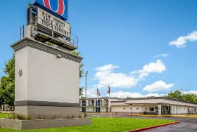 Photograph of Motel 6, Groves
