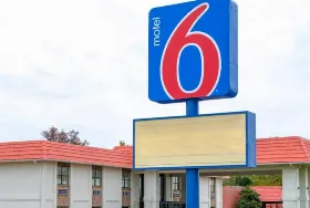 Photograph of Motel 6, Palestine