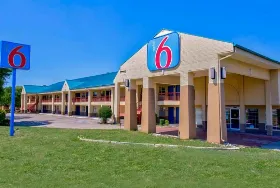 Photograph of Motel 6, Arlington