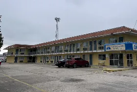 Photograph of Americas Best Value Inn, Groves