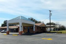 Photograph of Americas Best Value Inn, Comanche