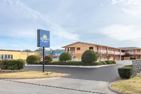 Photograph of Days Inn, Arlington