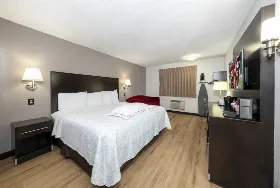 Photograph of Red Roof PLUS+, Huntsville