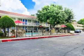 Photograph of Motel 6, Huntsville