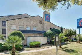 Photograph of Motel 6 ( Forest Lane ), Dallas