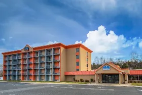 Photograph of Howard Johnson, Lexington