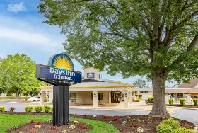 Photograph of Days Inn & Suites by Wyndham Williamsburg Colonial, Williamsburg