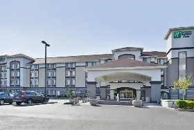 Photograph of Holiday Inn Express, Lakewood