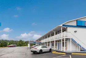 Photograph of Motel 6, Parkersburg