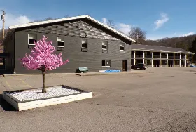 Photograph of Luxor Inn & Suites, Elkins
