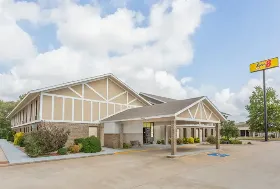 Photograph of Super 8, Bentonville