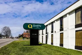 Photograph of Quality Inn, Roxboro