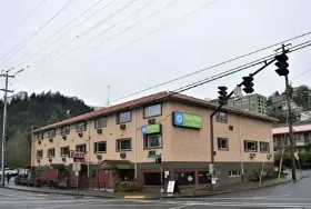 Photograph of SureStay Hotel, Portland